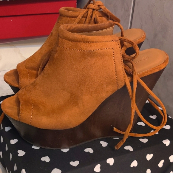 Cognac colored wedges - Picture 1 of 2